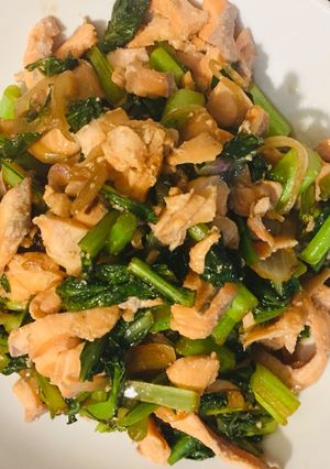 Hình của món Cá hồi xào cải ngồng.