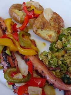 Foto de Tentáculos de pota à lagareiro com pimentos e batatas a murro e migas de legumes
