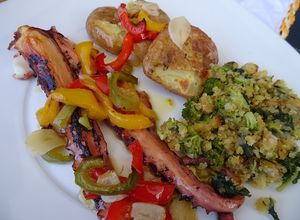 Foto de Tentáculos de pota à lagareiro com pimentos e batatas a murro e migas de legumes