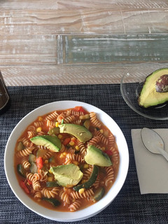 Una foto de Sopa de fusilli con verduras a la mexicana