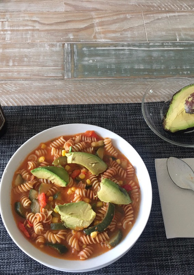 Una foto de Sopa de fusilli con verduras a la mexicana