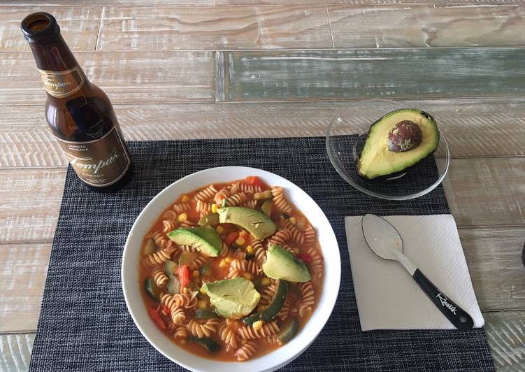 Sopa de fusilli con verduras a la mexicana