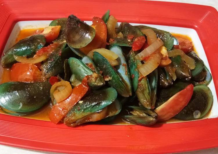 Kerang hijau masak asam manis pedas