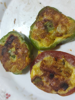 Una foto de Pimientos y tomates rellenos de tortilla (francesa)