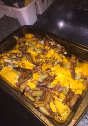Una foto de Papas fritas con cheddar