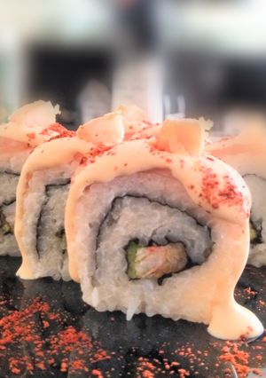 Una foto de Makis de Langostinos con Salsa Marinada Catalina 🍤 👍🇵🇪