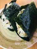 Onigiri con furikake y umeboshi