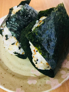 Una foto de Onigiri con furikake y umeboshi