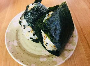 Una foto de Onigiri con furikake y umeboshi