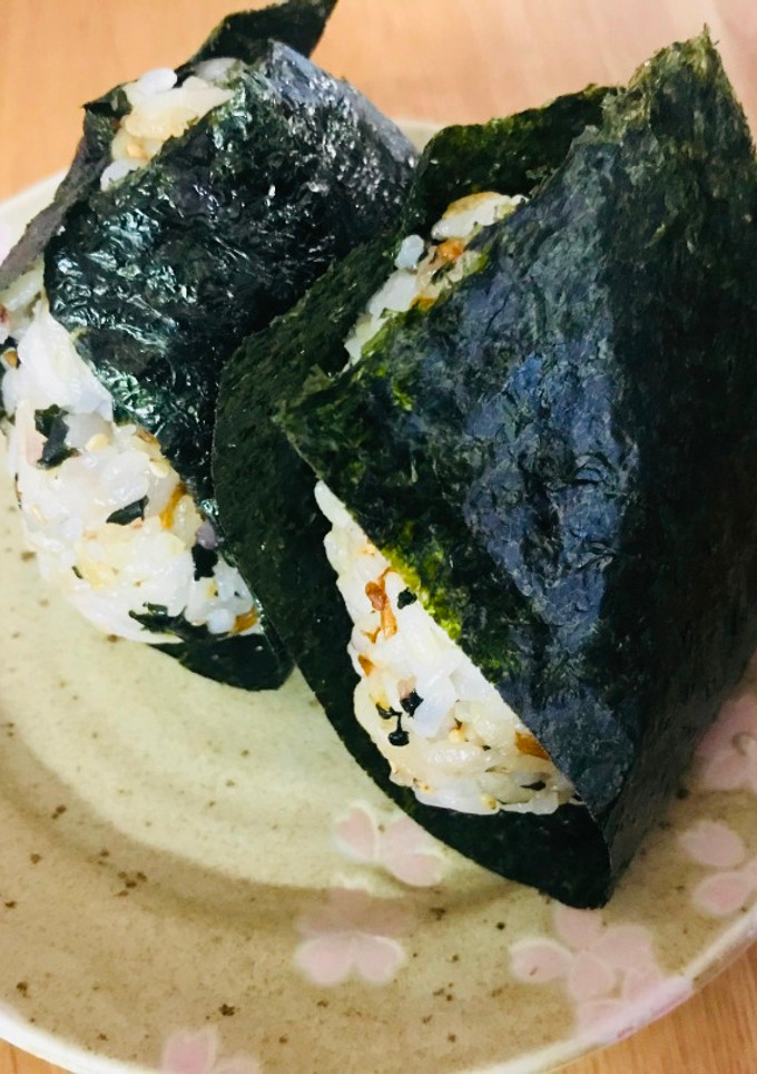 Una foto de Onigiri con furikake y umeboshi