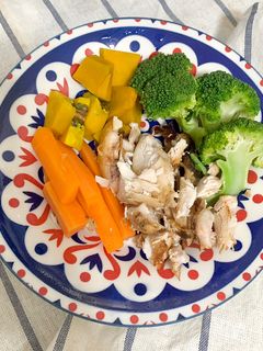 รูปของ อกไก่ฉีก ผักรวมนึ่ง 🥕🥦🎃