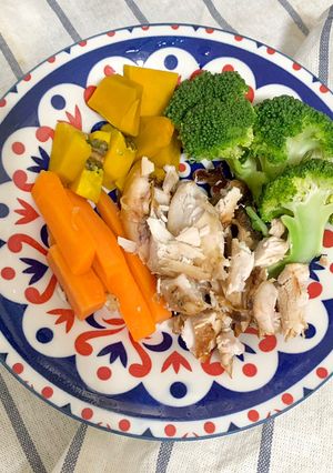 รูปของ อกไก่ฉีก ผักรวมนึ่ง 🥕🥦🎃