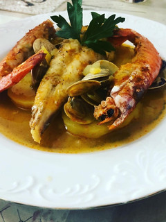 Una foto de Rape al horno con chirlas y gambones