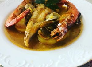 Foto principal de Rape al horno con chirlas y gambones