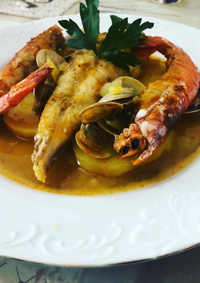 Una foto de Rape al horno con chirlas y gambones