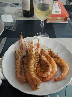 Una foto de Gambas al ajillo picantonas y cigalas y langostinos a la plancha
