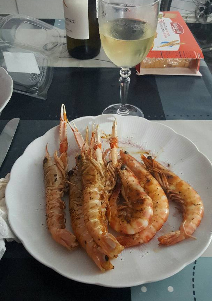 Una foto de Gambas al ajillo picantonas y cigalas y langostinos a la plancha