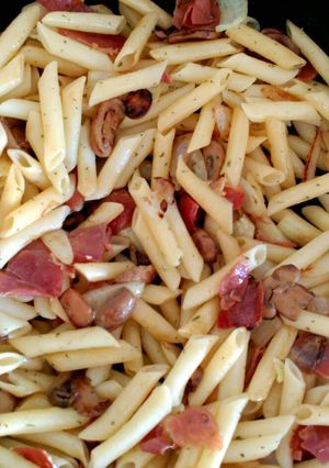 Una foto de Macarrones con jamón y champiñones