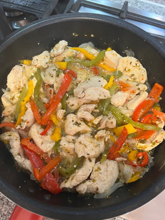 Una foto de Pollo salteado con tallarines de arroz apto APLV y AAM
