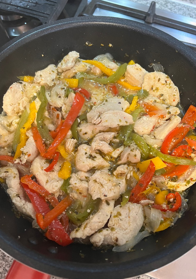 Una foto de Pollo salteado con tallarines de arroz apto APLV y AAM