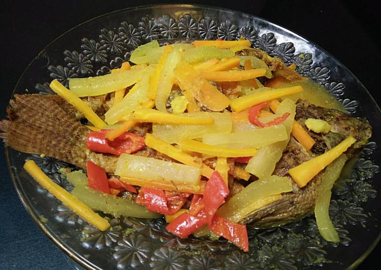 Acar ikan mujair bumbu kuning