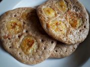 Una foto de pancakes de bananas saludable