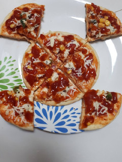 વેજ પીઝા (Veg Pizza Recipe In Gujarati) રેસીપી મુખ્ય ફોટો