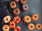 Una foto de donuts de masa madre en el horno