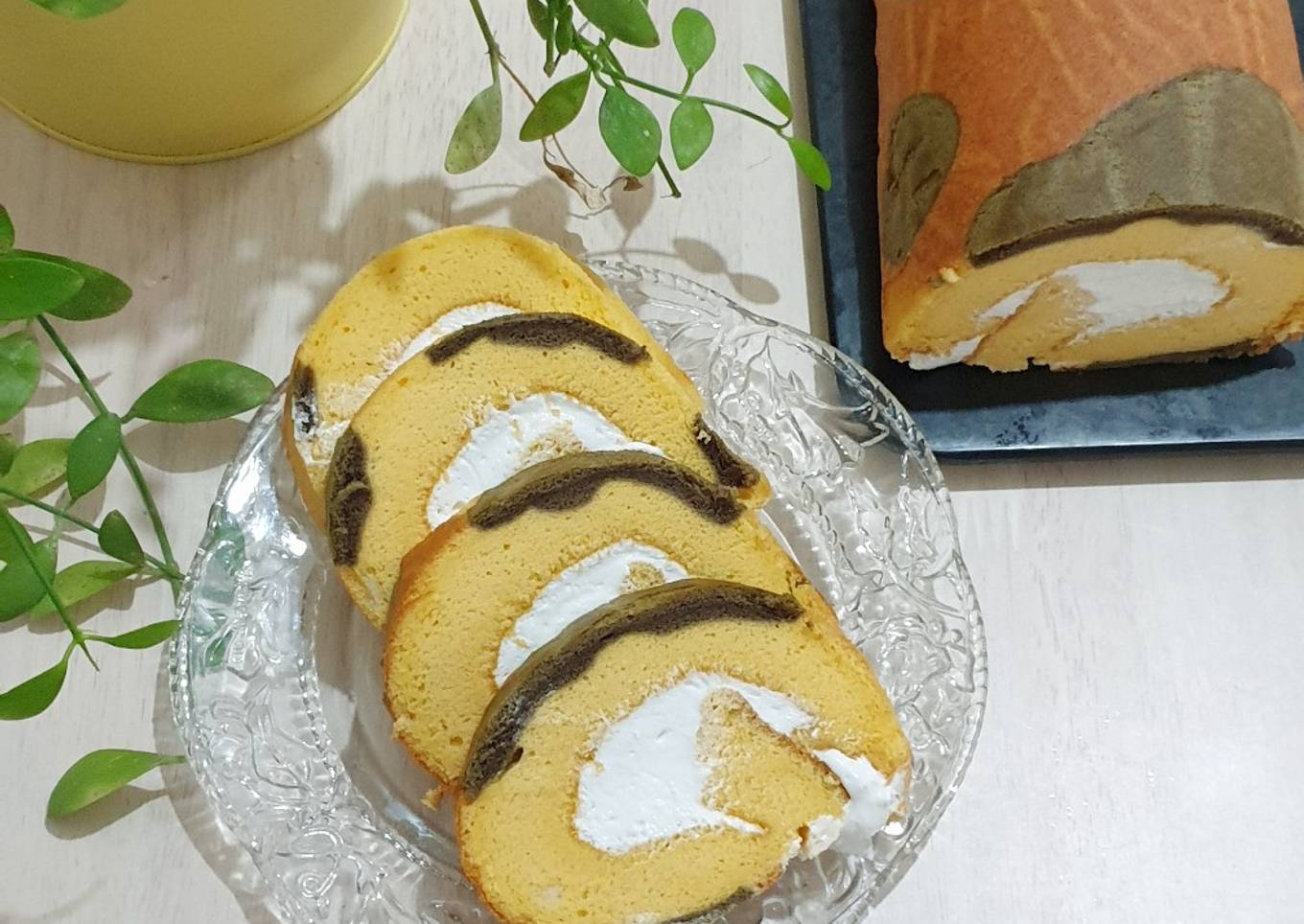 Bolu gulung motif dengan krim keju