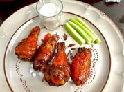 Una foto de alita de pollo paprika