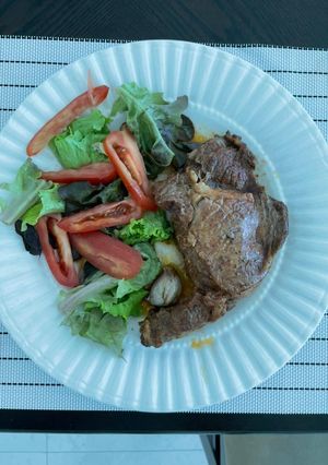 Una foto de Ribeye a la mantequilla de ajo con especias