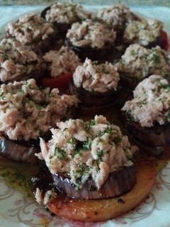 Una foto de Berenjenas con tomates y atún