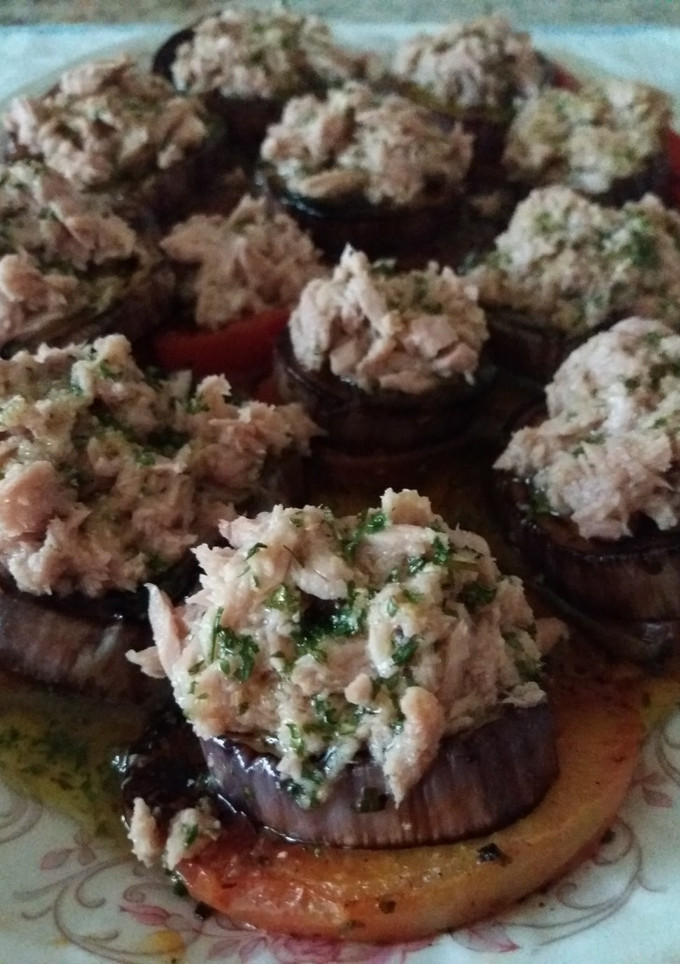 Una foto de Berenjenas con tomates y atún