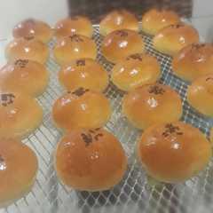 A picture of Roti Manis (Sponge Dough Method).