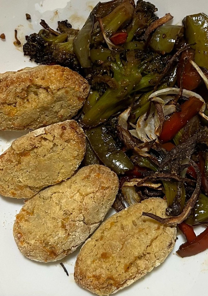 Una foto de Croquetas de quinoa y queso, con guarnición