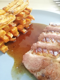 Une photo de Magret de canard, frites de patate douce 🍠 et sauce au miel 🍯