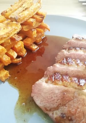 Une photo de Magret de canard, frites de patate douce 🍠 et sauce au miel 🍯