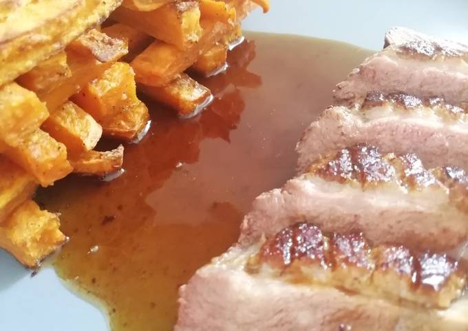 Magret de canard, frites de patate douce 🍠 et sauce au miel 🍯