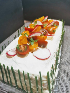 Una foto de Smörgåstårta o Sándwich cake (integral) con relleno tropical