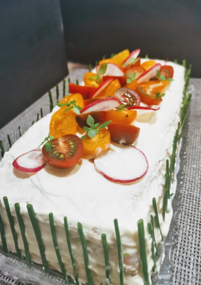 Una foto de Smörgåstårta o Sándwich cake (integral) con relleno tropical