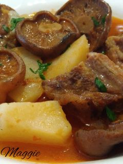 Una foto de Guiso de patatas con costilla de cerdo y setas