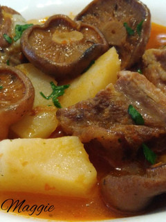 Una foto de Guiso de patatas con costilla de cerdo y setas