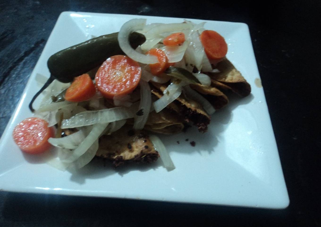 Tacos dorados de lo que hay con encurtidos y chiles jalapeños las Correa