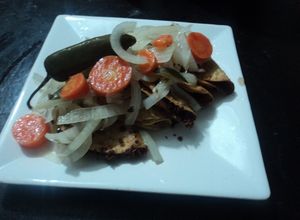 Una foto de Tacos dorados de lo que hay con encurtidos y chiles jalapeños las Correa