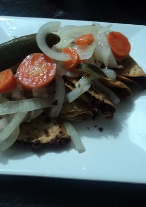 Una foto de Tacos dorados de lo que hay con encurtidos y chiles jalapeños las Correa