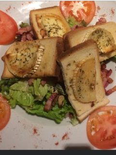 Une photo de Salade de chèvre chaud au miel et romarin