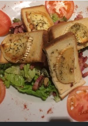 Une photo de Salade de chèvre chaud au miel et romarin
