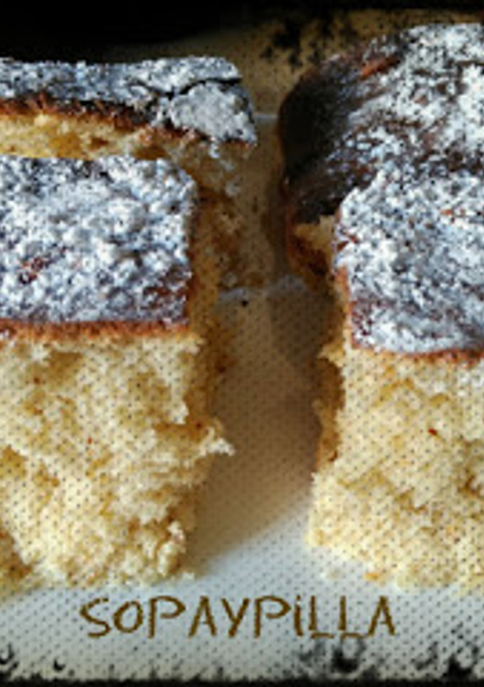 Una foto de Coca de llardons (chicharrones)