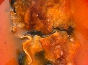 Una foto de caldo para chiles rellenos