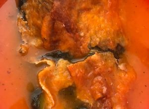 Una foto de Chile relleno en caldo